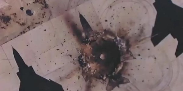 官方合作-以色列宣布击毁伊朗战机，并公布导弹轰炸画面，而画面中被炸“战机”纹丝不动，竟是画在停机坪上的涂鸦