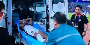 国际足联俱乐部世界杯-被暴力蹬踏！梅州外援恩戈姆被担架抬下，随后直接上了救护车
