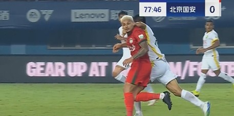 王刚无球状态下击打卡多索面部，主裁判看过VAR后处以黄牌警告