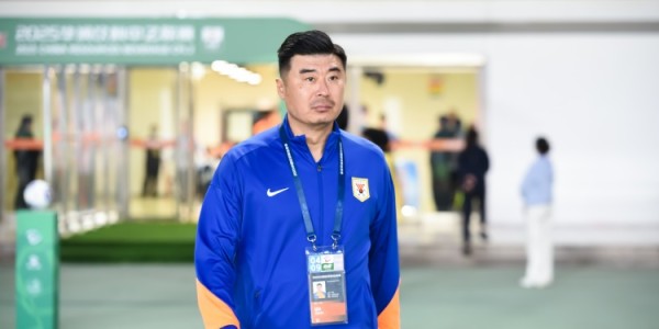 首页-望岳新闻：泰山赴深航班两度取消 队员分批抵达凌晨方至